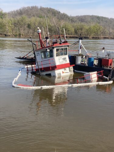 Tugboat sinks in Sistersville
